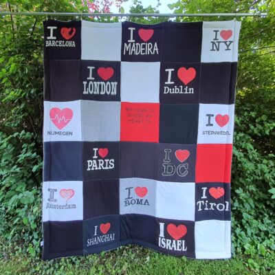 T-Shirtdecke als Patchworkdecke nähen lassen aus geliebten T-Shirts, College Shirts, Souvenir T-Shirts, Band T-Shirts und Sporttrikots.
