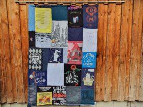 T-Shirtdecke als Patchworkdecke nähen lassen aus geliebten T-Shirts, College Shirts, Souvenir T-Shirts, Band T-Shirts und Sporttrikots.