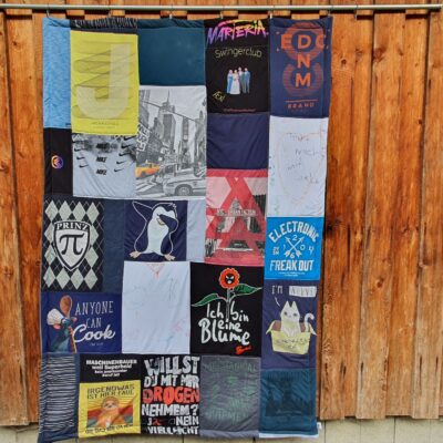 T-Shirtdecke als Patchworkdecke nähen lassen aus geliebten T-Shirts, College Shirts, Souvenir T-Shirts, Band T-Shirts und Sporttrikots.