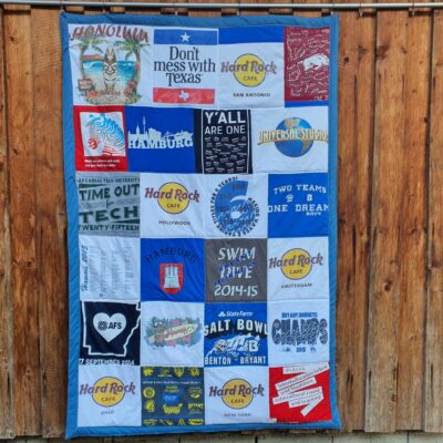 T-Shirtdecke als Patchworkdecke nähen lassen aus geliebten T-Shirts, College Shirts, Souvenir T-Shirts, Band T-Shirts und Sporttrikots.