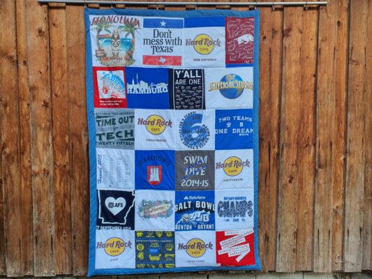 T-Shirtdecke als Patchworkdecke nähen lassen aus geliebten T-Shirts, College Shirts, Souvenir T-Shirts, Band T-Shirts und Sporttrikots.
