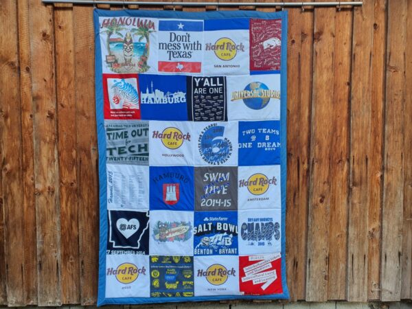 T-Shirtdecke als Patchworkdecke nähen lassen aus geliebten T-Shirts, College Shirts, Souvenir T-Shirts, Band T-Shirts und Sporttrikots.