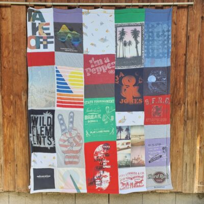 T-Shirtdecke als Patchworkdecke nähen lassen aus geliebten T-Shirts, College Shirts, Souvenir T-Shirts, Band T-Shirts und Sporttrikots.