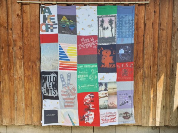 T-Shirtdecke als Patchworkdecke nähen lassen aus geliebten T-Shirts, College Shirts, Souvenir T-Shirts, Band T-Shirts und Sporttrikots.