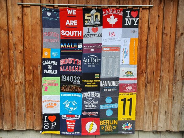 T-Shirtdecke als Patchworkdecke nähen lassen aus geliebten T-Shirts, College Shirts, Souvenir T-Shirts, Band T-Shirts und Sporttrikots.