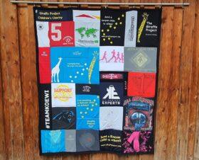 T-Shirtdecke als Patchworkdecke nähen lassen aus geliebten T-Shirts, College Shirts, Souvenir T-Shirts, Band T-Shirts und Sporttrikots.