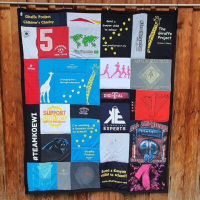 T-Shirtdecke als Patchworkdecke nähen lassen aus geliebten T-Shirts, College Shirts, Souvenir T-Shirts, Band T-Shirts und Sporttrikots.