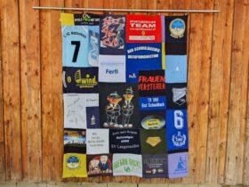 T-Shirtdecke als Patchworkdecke nähen lassen aus geliebten T-Shirts, College Shirts, Souvenir T-Shirts, Band T-Shirts und Sporttrikots.