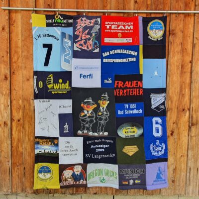 T-Shirtdecke als Patchworkdecke nähen lassen aus geliebten T-Shirts, College Shirts, Souvenir T-Shirts, Band T-Shirts und Sporttrikots.
