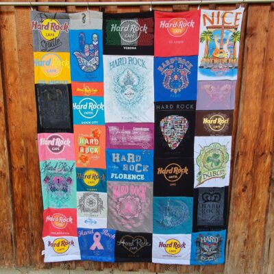 T-Shirtdecke als Patchworkdecke nähen lassen aus geliebten T-Shirts, College Shirts, Souvenir T-Shirts, Band T-Shirts und Sporttrikots.