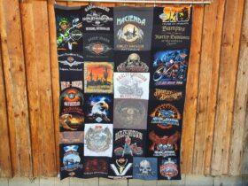 T-Shirtdecke als Patchworkdecke nähen lassen aus geliebten T-Shirts, College Shirts, Souvenir T-Shirts, Band T-Shirts und Sporttrikots.