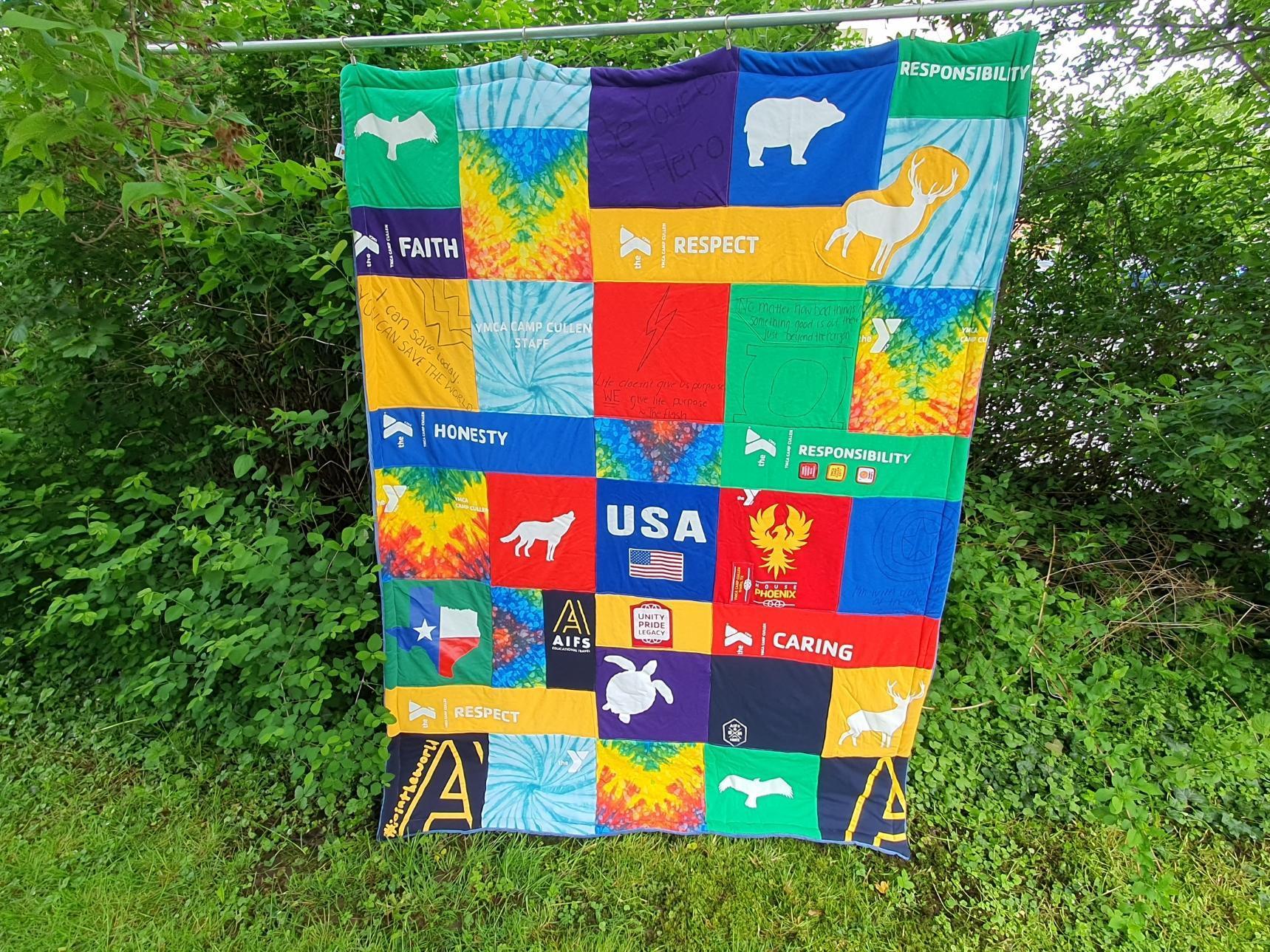 T-Shirtdecke als Patchworkdecke nähen lassen aus geliebten T-Shirts, College Shirts, Souvenir T-Shirts, Band T-Shirts und Sporttrikots.