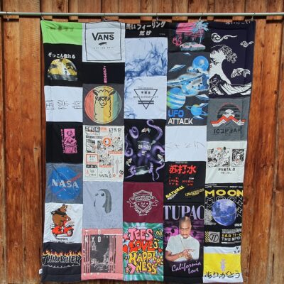 T-Shirtdecke als Patchworkdecke nähen lassen aus geliebten T-Shirts, College Shirts, Souvenir T-Shirts, Band T-Shirts und Sporttrikots.