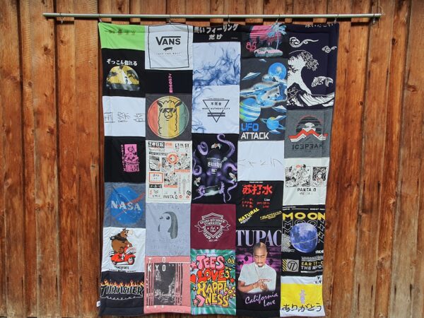T-Shirtdecke als Patchworkdecke nähen lassen aus geliebten T-Shirts, College Shirts, Souvenir T-Shirts, Band T-Shirts und Sporttrikots.