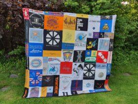 T-Shirtdecke als Patchworkdecke nähen lassen aus geliebten T-Shirts, College Shirts, Souvenir T-Shirts, Band T-Shirts und Sporttrikots.