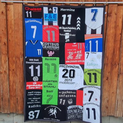 T-Shirtdecke als Patchworkdecke nähen lassen aus geliebten T-Shirts, College Shirts, Souvenir T-Shirts, Band T-Shirts und Sporttrikots.