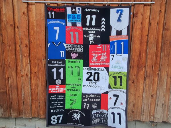 T-Shirtdecke als Patchworkdecke nähen lassen aus geliebten T-Shirts, College Shirts, Souvenir T-Shirts, Band T-Shirts und Sporttrikots.