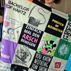 T-Shirtdecke als Patchworkdecke nähen lassen aus geliebten T-Shirts, College Shirts, Souvenir T-Shirts, Band T-Shirts und Sporttrikots.