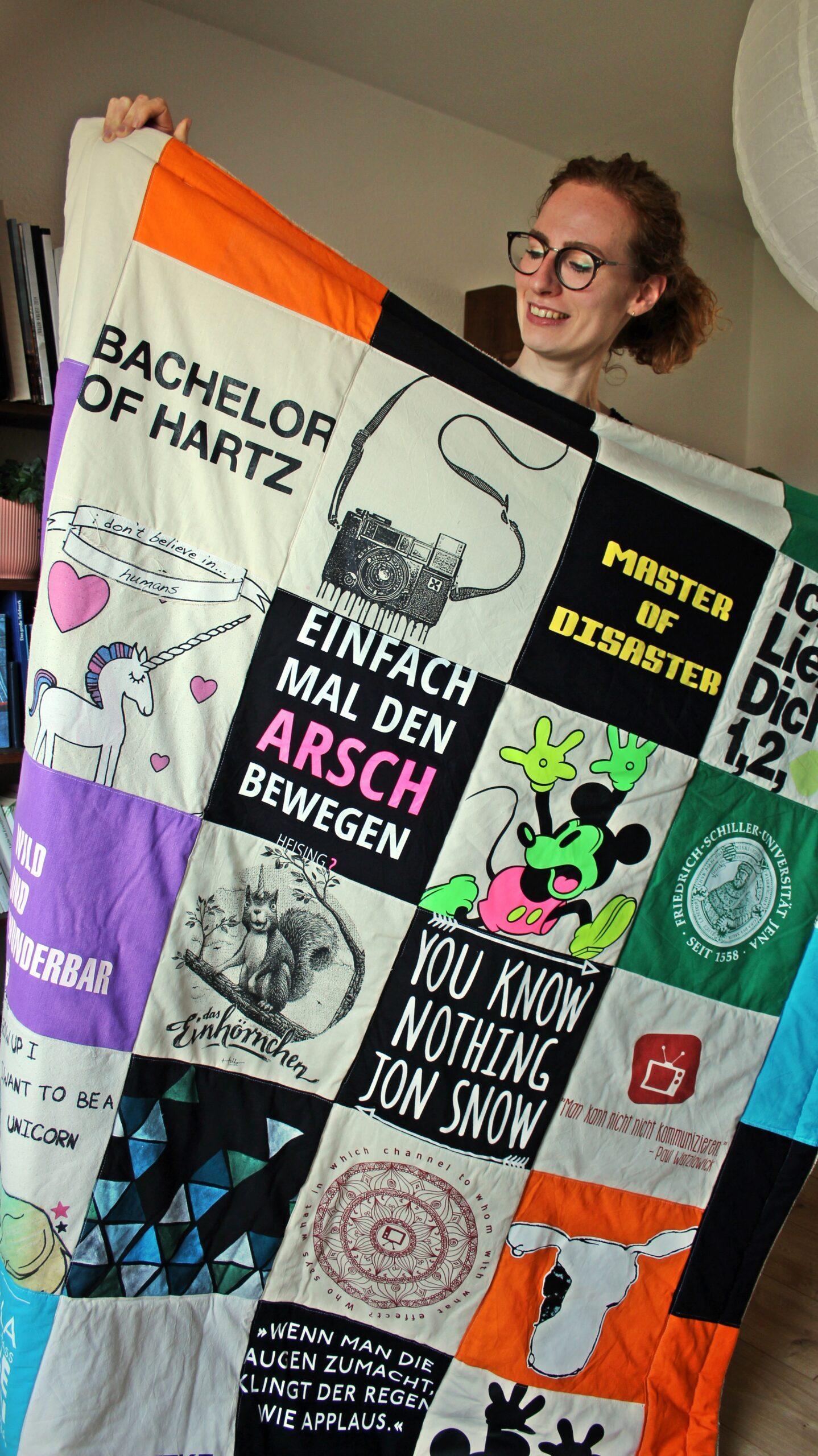 T-Shirtdecke als Patchworkdecke nähen lassen aus geliebten T-Shirts, College Shirts, Souvenir T-Shirts, Band T-Shirts und Sporttrikots.
