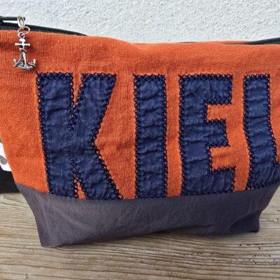 Upcycling - Täschchen, Kosmetiktäschchen und Kulturbeutel genäht aus Kleidung, wie Jeans, T-Shirts.