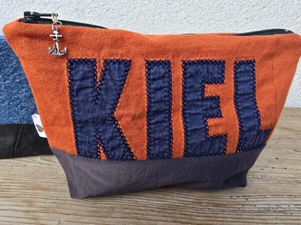 Upcycling - Täschchen, Kosmetiktäschchen und Kulturbeutel genäht aus Kleidung, wie Jeans, T-Shirts.