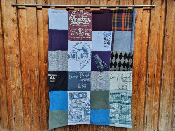 Patchworkdecke aus Kleidung – Bild 15