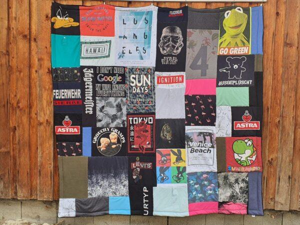 Patchworkdecke aus Kleidung – Bild 3