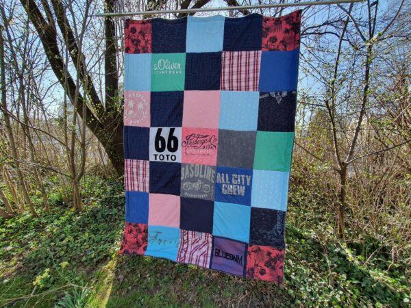 Patchworkdecke aus Kleidung – Bild 14
