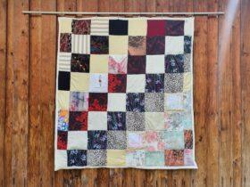 Patchworkdecke genäht aus kleinen Patches 20 x 20 cm
