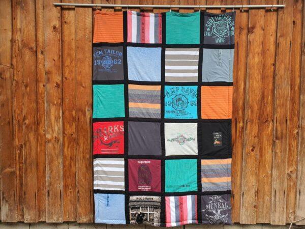 Patchworkdecke aus Kleidung – Bild 11
