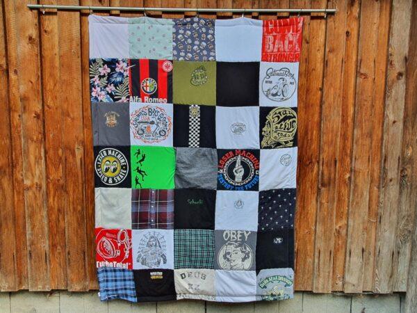 Patchworkdecke aus Kleidung – Bild 13