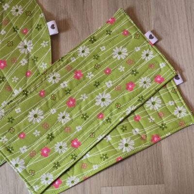 Set aus Tassenteppichen, mug rug, und Platzdeckchen aus Frühlingsstoff genäht und mit Quiltnähten