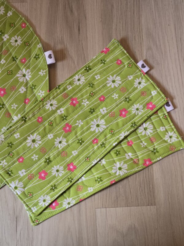 Set aus Tassenteppichen, mug rug, und Platzdeckchen aus Frühlingsstoff genäht und mit Quiltnähten