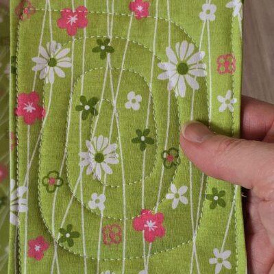 Set aus Tassenteppichen, mug rug, und Platzdeckchen aus Frühlingsstoff genäht und mit Quiltnähten