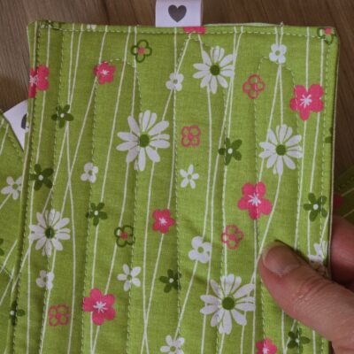 Set aus Tassenteppichen, mug rug, und Platzdeckchen aus Frühlingsstoff genäht und mit Quiltnähten