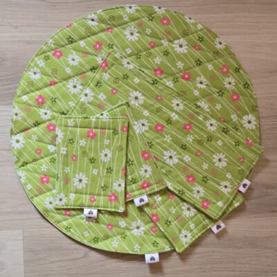 Set aus Tassenteppichen, mug rug, und Platzdeckchen aus Frühlingsstoff genäht und mit Quiltnähten