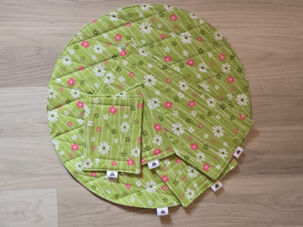 Set aus Tassenteppichen, mug rug, und Platzdeckchen aus Frühlingsstoff genäht und mit Quiltnähten