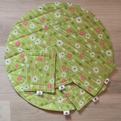 Set aus Tassenteppichen, mug rug, und Platzdeckchen aus Frühlingsstoff genäht und mit Quiltnähten