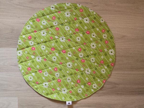 Set aus Tassenteppichen, mug rug, und Platzdeckchen aus Frühlingsstoff genäht und mit Quiltnähten