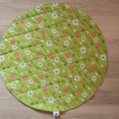 Set aus Tassenteppichen, mug rug, und Platzdeckchen aus Frühlingsstoff genäht und mit Quiltnähten