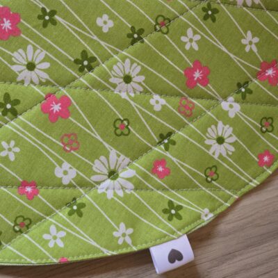 Set aus Tassenteppichen, mug rug, und Platzdeckchen aus Frühlingsstoff genäht und mit Quiltnähten