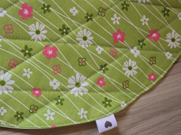 Set aus Tassenteppichen, mug rug, und Platzdeckchen aus Frühlingsstoff genäht und mit Quiltnähten