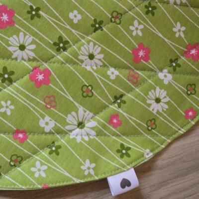 Set aus Tassenteppichen, mug rug, und Platzdeckchen aus Frühlingsstoff genäht und mit Quiltnähten