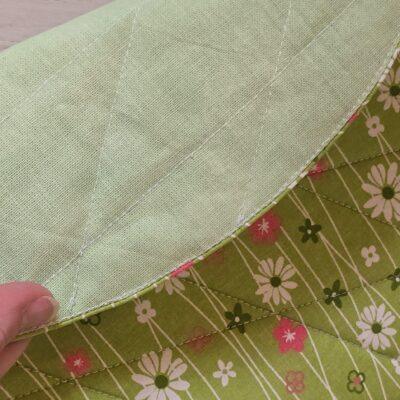 Set aus Tassenteppichen, mug rug, und Platzdeckchen aus Frühlingsstoff genäht und mit Quiltnähten