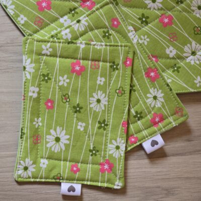 Set aus Tassenteppichen, mug rug, und Platzdeckchen aus Frühlingsstoff genäht und mit Quiltnähten