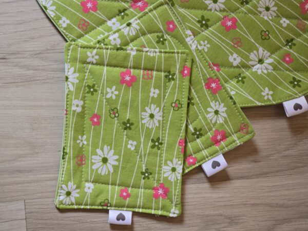 Set aus Tassenteppichen, mug rug, und Platzdeckchen aus Frühlingsstoff genäht und mit Quiltnähten