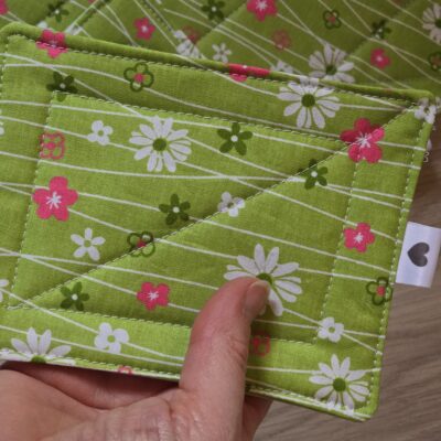 Set aus Tassenteppichen, mug rug, und Platzdeckchen aus Frühlingsstoff genäht und mit Quiltnähten