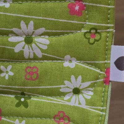 Set aus Tassenteppichen, mug rug, und Platzdeckchen aus Frühlingsstoff genäht und mit Quiltnähten