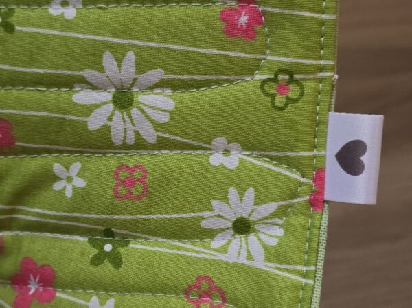 Set aus Tassenteppichen, mug rug, und Platzdeckchen aus Frühlingsstoff genäht und mit Quiltnähten