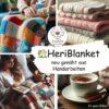 🏡HeriBlanket ist eine Schoßdecke aus gestrickter oder gehäkelter Kleidung, Handstrickpullover, gehäkelten oder gestrickten Pullover, Schals sowie aus hochwertigsten Wollmaterialien wie Mohair, Kashmir, Tweet uvm. Sie wird besonders vorbereitet, abgesteppt und nachbearbeitet, damit die Maschinen nicht aufribbeln. Sie ist für gemütliche Stunden auf dem Sofa gedacht, als Erinnerung an liebe Menschen und besonders auch gedacht für Rollstuhlfahrer oder Personen, die viel sitzen müssen, um ihre Beine und Schoß zu wärmen. Sie dient auch als schöne Erinnerung an ihre eigene Handarbeit, die sie vielleicht im Alter nicht mehr ausführen können.